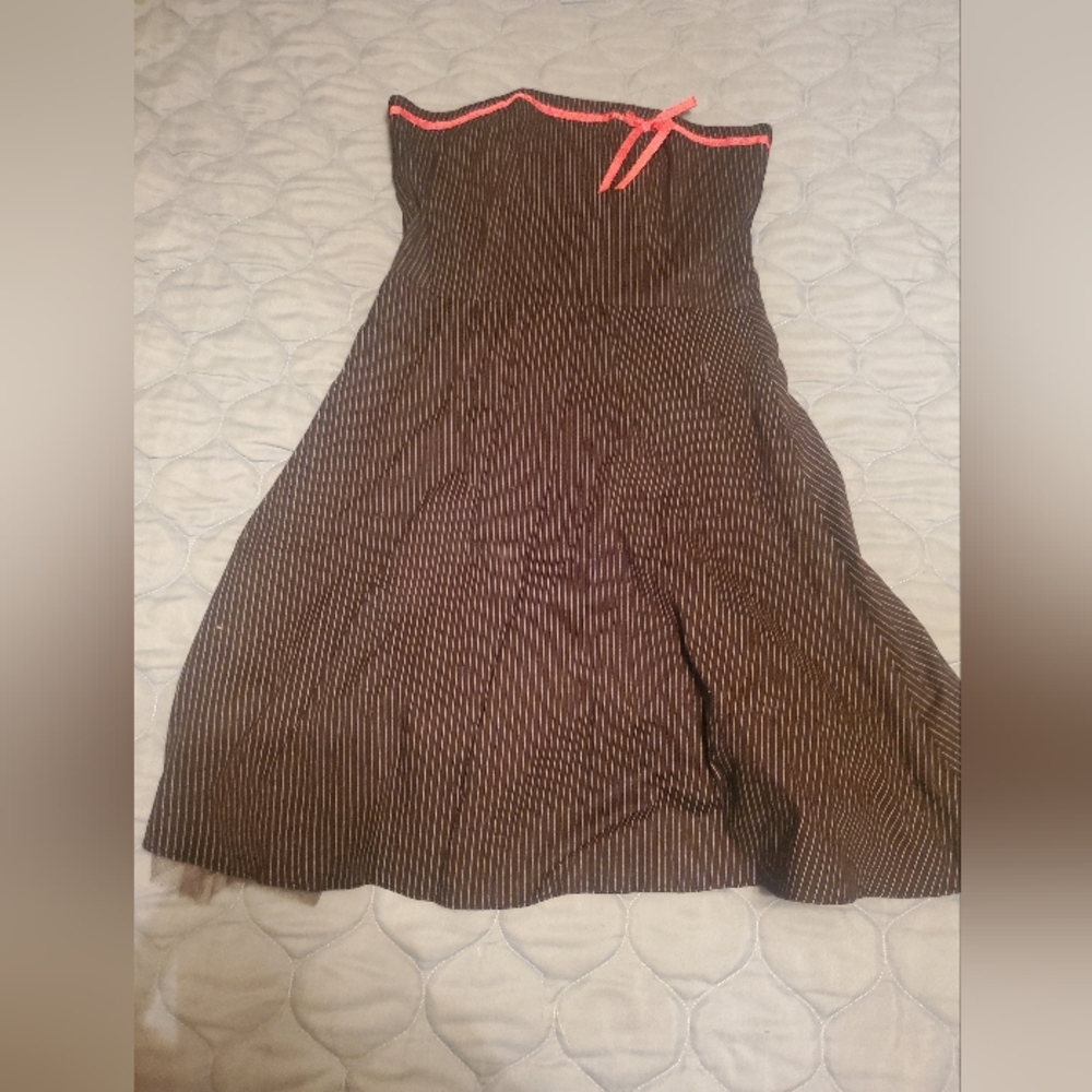 Chic Strapless Brown Dress with Pink Trim